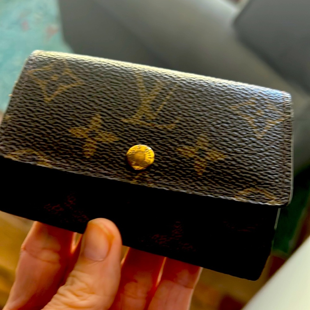 Classic 6 key holder pouch from Louis Vuitton . Snap and canvas great condition